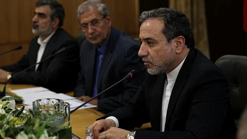 O novo ministro das Relações Exteriores do Irã, Abbas Araghchi, à direita, fala em uma coletiva de imprensa em Teerã