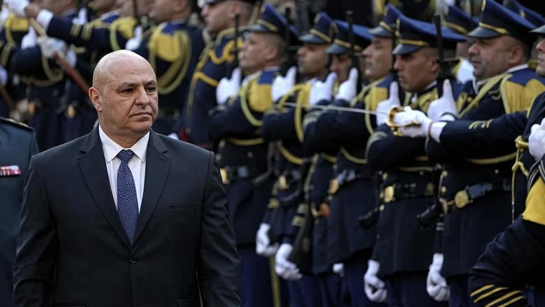 O recém-eleito presidente libanês Joseph Aoun revisa a guarda de honra ao chegar ao Parlamento libanês para tomar posse, em Beirute, Líbano