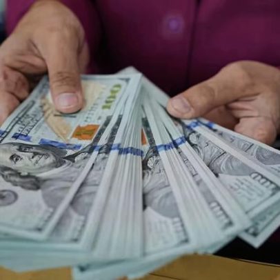Dólar fecha em alta a R$5,20; Ibovespa recua