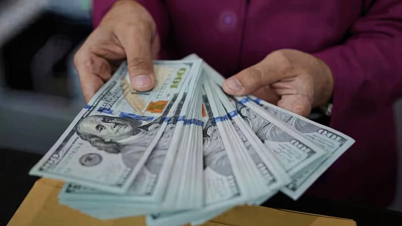 Funcionário de banco em Jacarta, na Indonésia, conta notas de dólar, em 10 de abril de 2025. — Foto: Tatan Syuflana/ AP