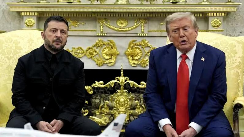 Volodymyr Zelensky e Donald Trump no Salão Oval da Casa Branca