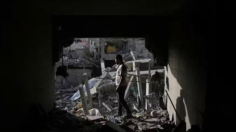 Palestinos inspecionam os escombros da casa da família Abu Shamala, destruída em um ataque aéreo israelense no campo de refugiados de Bureij, na região central da Faixa de Gaza, na quarta-feira, 20 de maio de 2026