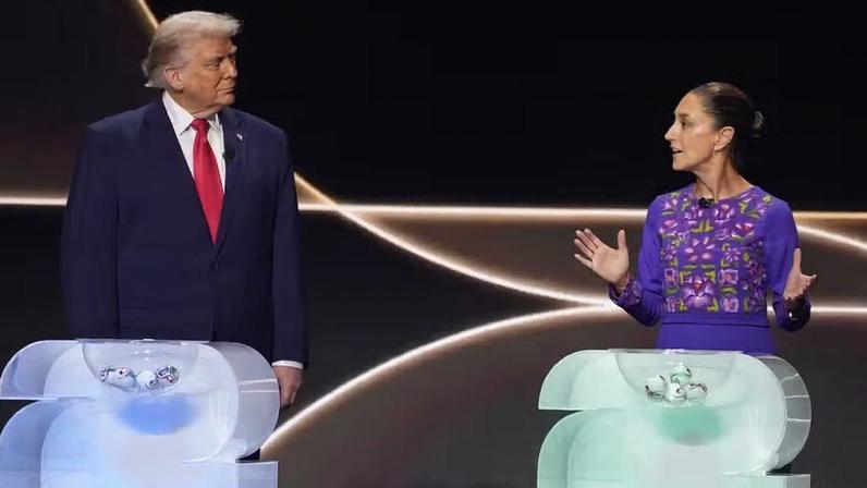 A presidente do México, Claudia Sheinbaum, à direita, conversa com o presidente dos Estados Unidos, Donald Trump, à esquerda, durante o sorteio da Copa do Mundo de 2026, no Kennedy Center, em Washington, em 5 de dezembro de 2025