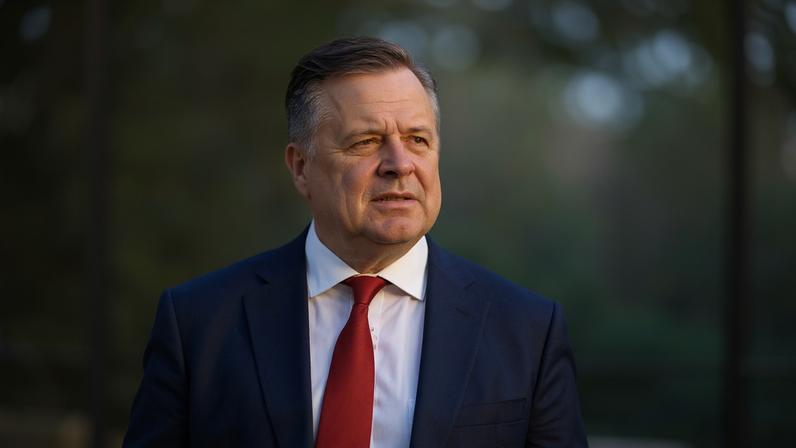 ARQUIVO - O diretor da Agência Federal de Financiamento Imobiliário, Bill Pulte, caminha do lado de fora da Casa Branca, na terça-feira, 2 de setembro de 2025, em Washington