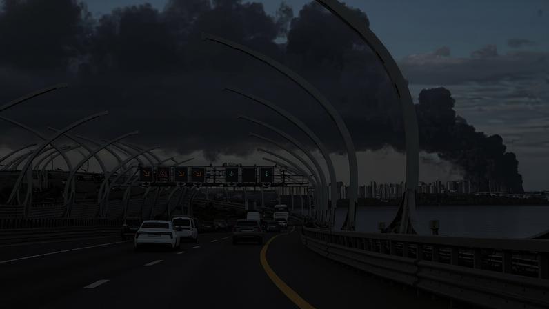 Coluna de fumaça sobre o porto de São Petersburgo, na Rússia, após ataque de drone ucraniano