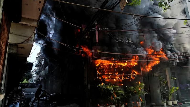 Incêndio em hotel de Délhi, na Índia, deixa mais de 20 mortos, incluindo estrangeiros — Foto: Manish Swarup/AP