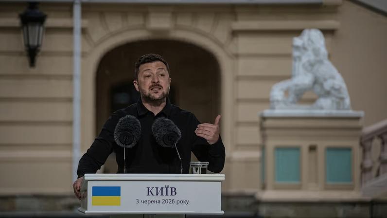O presidente da Ucrânia, Volodymyr Zelenskyy, fala com jornalistas durante uma coletiva de imprensa conjunta com o secretário-geral da OTAN, Mark Rutte, em Kiev, Ucrânia, na quarta-feira, 3 de junho de 2026