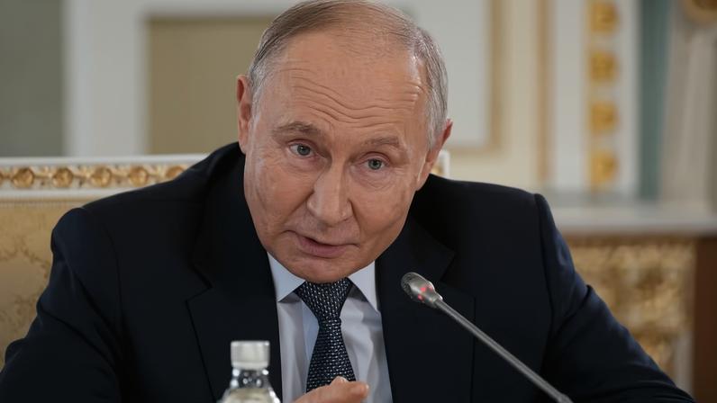 O presidente russo Vladimir Putin conversa com representantes de agências de notícias internacionais durante o Fórum Econômico Internacional de São Petersburgo, na Rússia. — Foto: AP/Dmitri Lovetsky