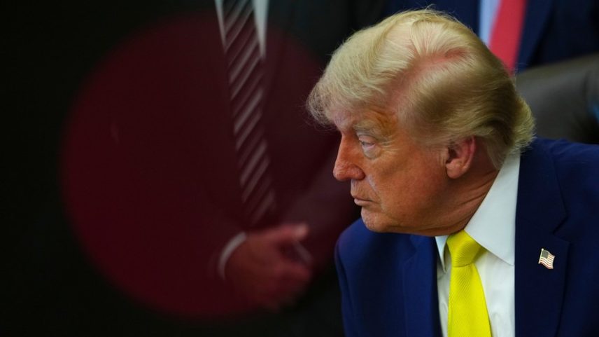O presidente Donald Trump ouve atentamente em um evento sobre carvão, na quinta-feira, 4 de junho de 2026, no Salão Oval da Casa Branca, em Washington