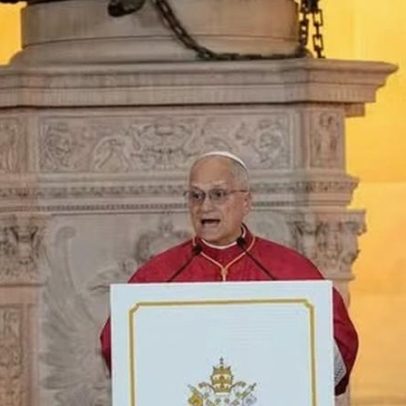 Papa afirma que mundo clama por paz durante visita à Espanha