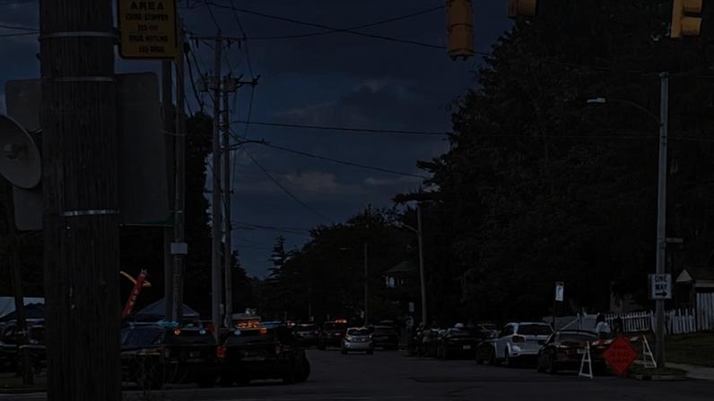 na imagem, viaturas no local do tiroteio. O governador de Ohio afirmou estar "profundamente preocupado" com o episódio