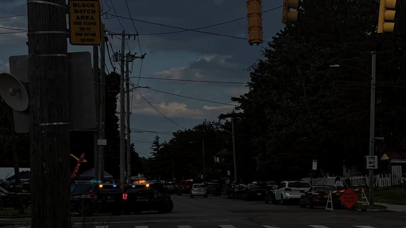 Viaturas se dirigem a local onde atiradores abriram fogo perto de um festival em Toledo, Ohio, no sábado, 6 de junho de 2026 — Foto: WTVG via AP