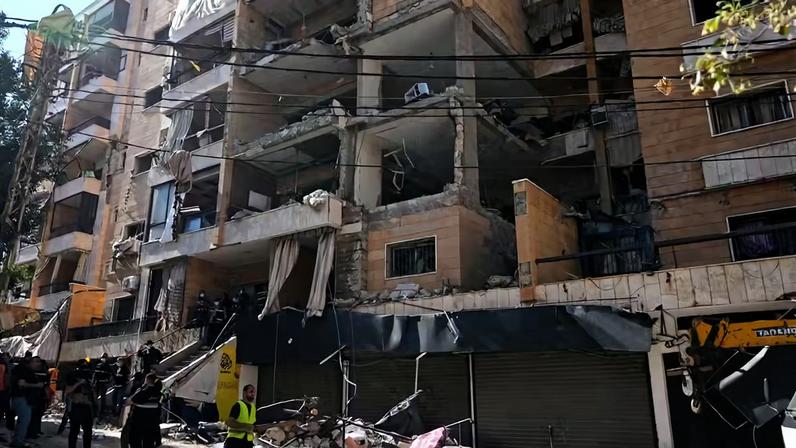 Local onde ataque aéreo israelense impactou edifício em Dahiyeh, subúrbio de Beirute, Líbano, no domingo, 7 de junho — Foto: Hassan Ammar/AP