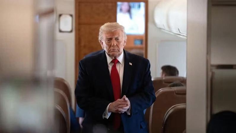 O presidente dos Estados Unidos, Donald Trump, chega para falar com jornalistas a bordo do Air Force One durante voo da Base Conjunta Andrews, em Maryland, para Eau Claire, no Estado de Wisconsin, na sexta-feira, 5 de junho de 2026 — Foto: AP/Mark Schiefelbein
