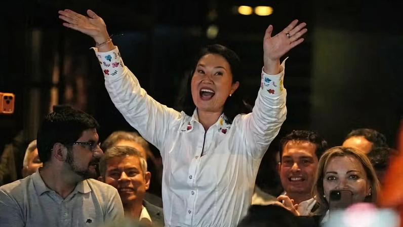 A candidata presidencial Keiko Fujimori, do partido Força Popular, acena após o fechamento das urnas durante o segundo turno das eleições presidenciais em Lima, Peru, domingo, 7 de junho de 2026