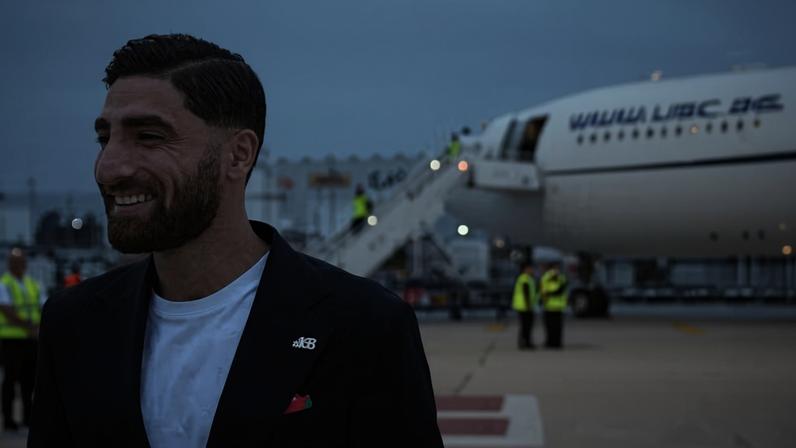 Alireza Jahanbakhsh, jogador da seleção de futebol do Irã, utiliza broche '#168', em referência a vítimas de ataque dos EUA a escola em Minab, durante desembarque em Tijuana, no México, para a Copa do Mundo em 7 de junho de 2026. — Foto: AP Photo/Gregory Bull