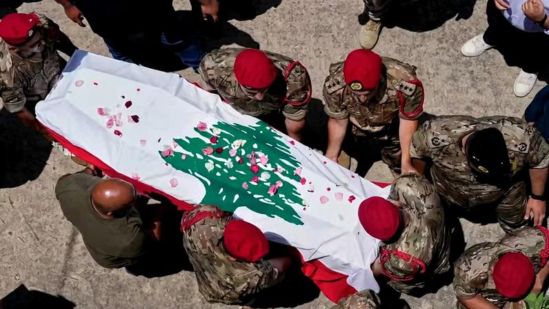 Soldados do exército libanês carregam o caixão do capitão Elie Khoury, morto no sábado em um ataque aéreo israelense, durante seu cortejo fúnebre em Kfar Jarra, no sul do Líbano, na segunda-feira, 8 de junho de 2026