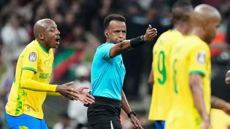 O árbitro Omar Artan, ao centro, sinaliza um pênalti durante a final da Liga dos Campeões da CAF entre AS FAR Rabat e Mamelodi Sundowns