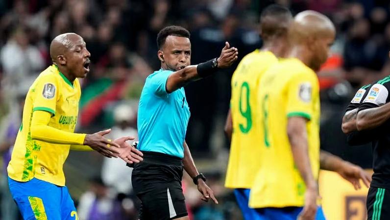 O árbitro Omar Artan, ao centro, sinaliza um pênalti durante a final da Liga dos Campeões da CAF entre AS FAR Rabat e Mamelodi Sundowns, em Rabat, Marrocos, domingo, 24 de maio de 2026