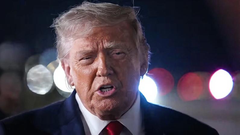 O presidente Donald Trump conversa com repórteres antes de embarcar no Air Force One no Aeroporto Internacional John F. Kennedy, em Nova York, na madrugada de terça-feira, 9 de junho de 2026