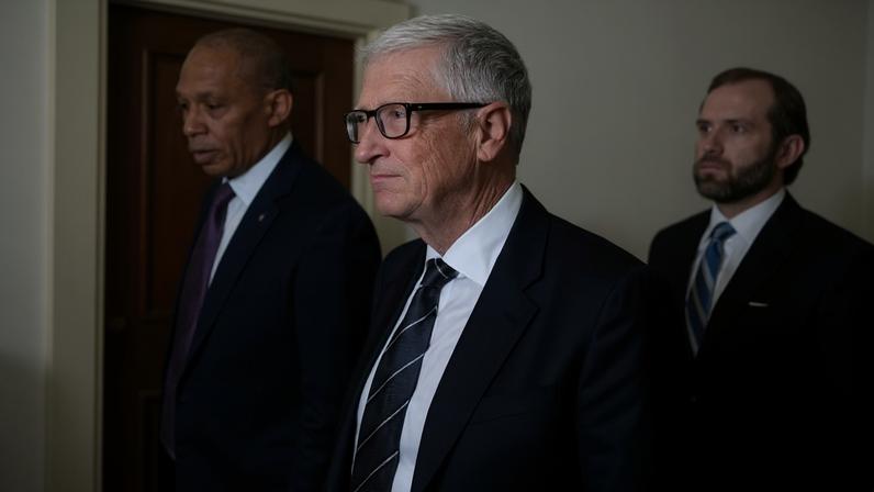 Bill Gates, cofundador da Microsoft, chega ao Capitólio para uma entrevista a portas fechadas com o Comitê de Supervisão da Câmara dos Representantes, que investiga o criminoso sexual condenado Jeffrey Epstein, em Washington, na quarta-feira, 10 de junho de 2026. — Foto: AP/José Luis Magana
