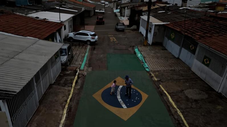 Bandeiras do Brasil penduradas sobre uma rua decorada por moradores em Brasília, na quarta-feira, 10 de junho de 2026 — Foto: AP Photo/Eraldo Peres