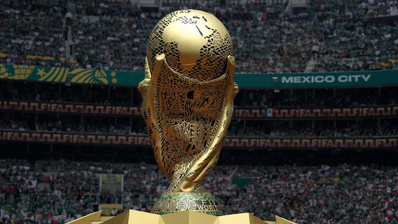 Fher Olvera, vocalista da banda mexicana de pop rock Maná, se apresenta antes do início da partida de futebol do Grupo A da Copa do Mundo entre México e África do Sul na Cidade do México