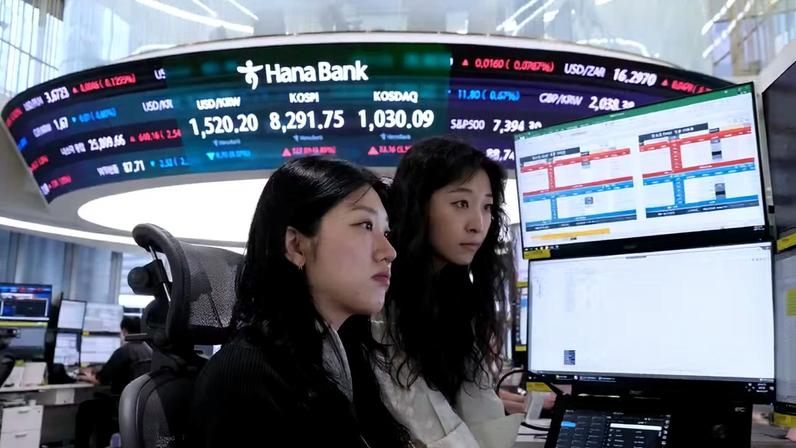 Operadores de câmbio observam monitores na sala de negociações de moedas estrangeiras na sede do Hana Bank em Seul, Coreia do Sul. — Foto: Ahn Young-joon / AP