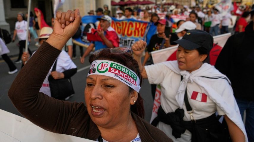 Apoiadores do candidato presidencial Roberto Sánchez, do partido Juntos pelo Peru, marcham em protesto contra a candidata presidencial Keiko Fujimori, do partido Força Popular, em Lima, Peru, no sábado, 13 de junho de 2026, dias após o segundo turno das eleições presidenciais — Foto: AP/Martin Mejia