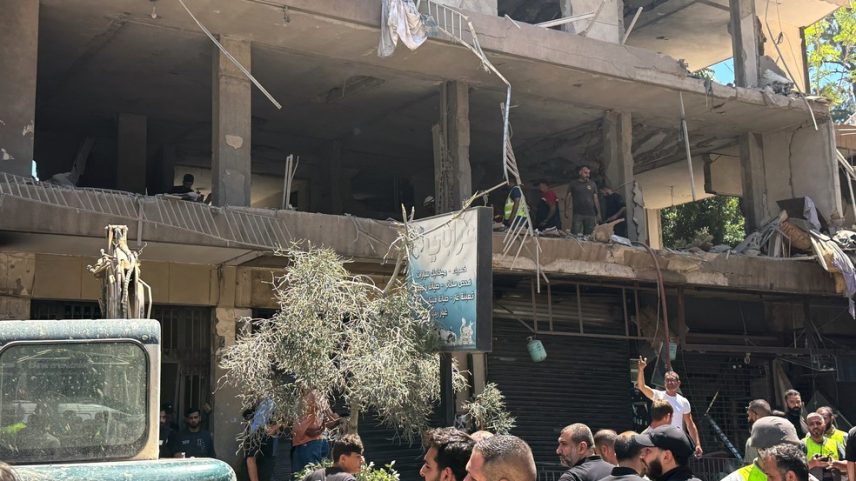 Pessoas se reúnem no local de um ataque aéreo israelense que atingiu um apartamento em Dahiyeh, nos subúrbios do sul de Beirute, no Líbano, domingo, 14 de junho de 2026. — Foto: AP Photo/Bilal Hussein