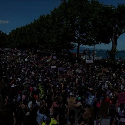 Manifestantes quebram janelas e incendiam carro da Tesla em protesto contra o G7 em Genebra