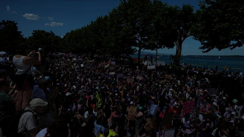 Manifestantes quebram janelas e incendeiam Tesla em marcha contra o G7 em Genebra