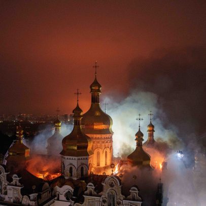 Ataque russo atinge mosteiro histórico em Kyiv e deixa mortos