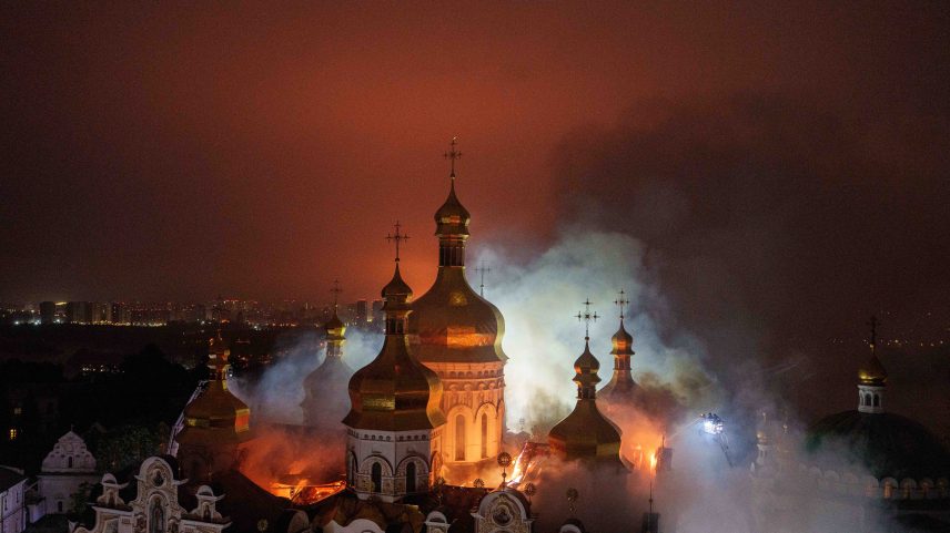 Socorristas tentam apagar um incêndio na Catedral da Dormição do milenar Mosteiro das Cavernas, também conhecido como Lavra de Kyiv-Pechersk. — Foto: Evgeniy Maloletka / AP