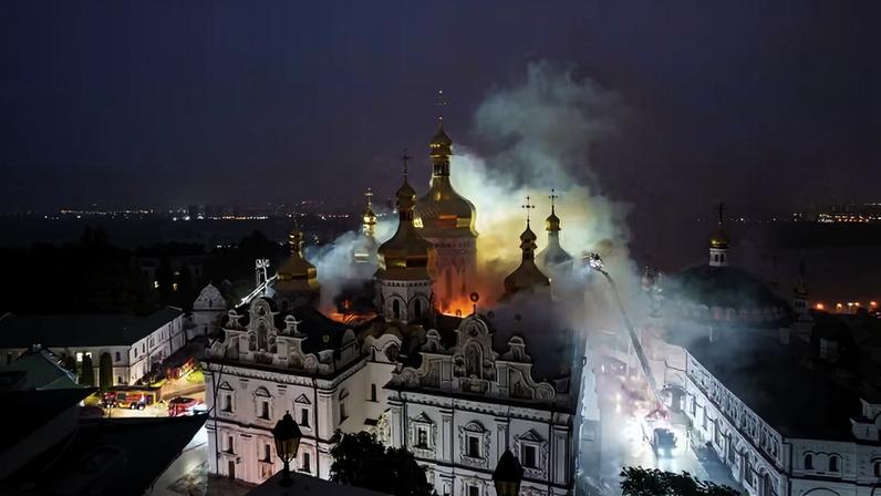 Bombeiros tentam conter incêndio em catedral do Mosteiro das Cavernas, na capital ucraniana, após ataque russo