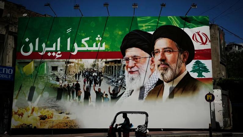 Um homem passa de scooter por um enorme outdoor que mostra o falecido líder iraniano Aiatolá Ali Khamenei, ao centro, e o Líder Supremo do Irã, Aiatolá Mojtaba Khamenei, com a inscrição em árabe: 'Obrigado, Irã', em Dahiyeh, subúrbio ao sul de Beirute, Líbano, segunda-feira, 15 de junho de 2026 — Foto: AP/Hussein Malla