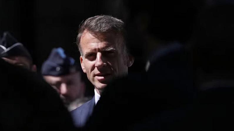 O presidente francês Emmanuel Macron se reúne com forças de segurança antes da cúpula do G7 em Evian-les-Bains, França, na segunda-feira, 15 de junho de 2026. — Foto: AP/Christophe Ena