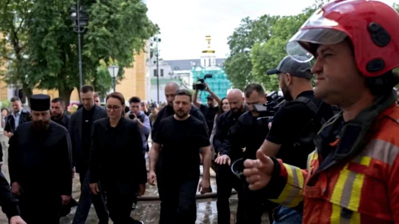 Acompanhado pela primeira-ministra ucraniana Yulia Svyrydenko, ao centro à esquerda, o presidente Volodymyr Zelensky, ao centro, inspeciona os danos causados ​​por um ataque de drone russo à Catedral da Dormição do Mosteiro das Cavernas de Kiev, na Ucrânia, na segunda-feira, 15 de junho de 2026 — Foto: Gabinete de Imprensa da Presidência da Ucrânia via AP