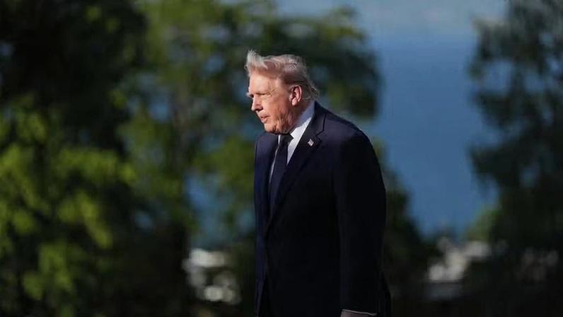 O presidente dos EUA, Donald Trump, durante a cerimônia oficial de chegada para a cúpula do G7 em Evian-les-Bains, França, na segunda-feira, 15 de junho de 2026.
