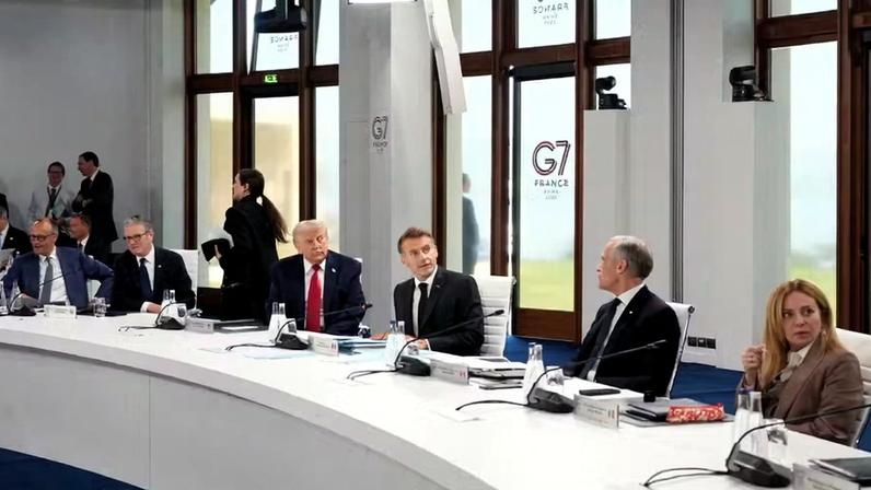 Da direita para a esquerda: a primeira-ministra italiana Giorgia Meloni, o primeiro-ministro canadense Mark Carney, o presidente francês Emmanuel Macron, o presidente dos EUA Donald Trump, o primeiro-ministro britânico Keir Starmer e o chanceler alemão Friedrich Merz durante uma sessão de trabalho na cúpula do G7 em Evian-les-Bains, França, quarta-feira, 17 de junho de 2026 — Foto: AP/Thibault Camus