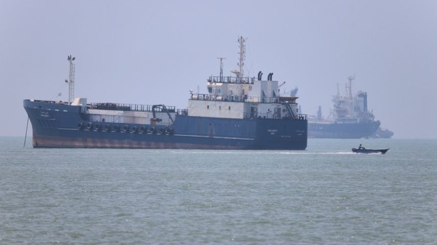Uma pequena lancha passa por embarcações ancoradas no Estreito de Ormuz, perto de Bandar Abbas, Irã, na quarta-feira, 17 de junho de 2026
