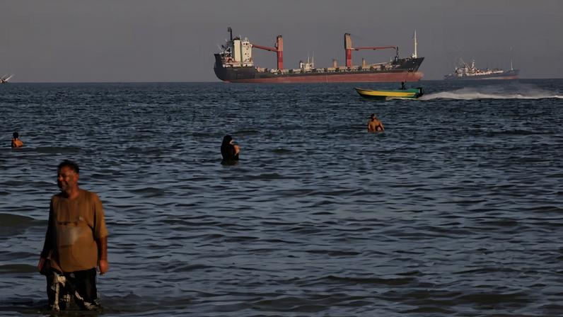 Moradores nadam nas águas do Estreito de Ormuz, importante rota de petróleo controlada pelo Irã — Foto: Amirhosein Khorgooi/ISNA via AP