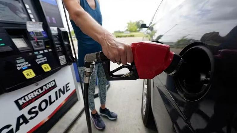 Um cliente se prepara para abastecer em Ridgeland, Mississippi, em 24 de maio de 2022 — Foto: AP Foto/Rogelio V. Solis, Arquivo