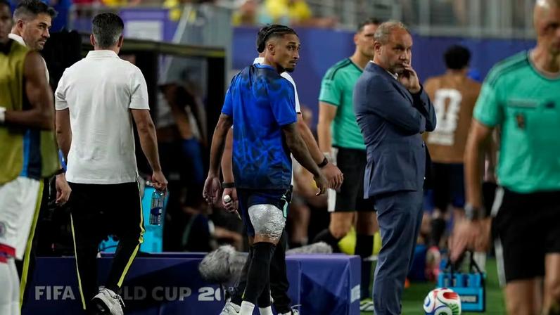 Raphinha deixa o campo no jogo contra o Haiti, na sexta-feira (19), após sentir a coxa direita — Foto: AP Photo/Matt Slocum