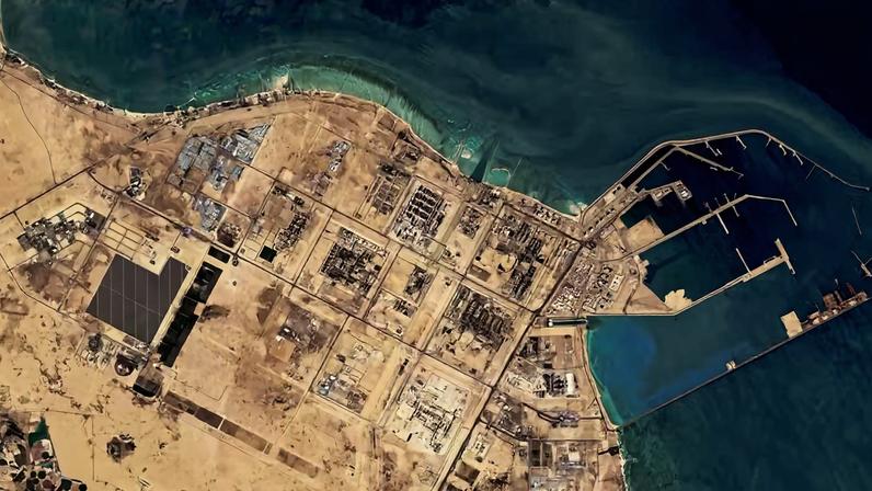 Esta imagem de satélite do Planet Labs PBC mostra a zona industrial de Ras Laffan no Catar em 6 de março de 2026. — Foto: Planet Labs PBC via AP