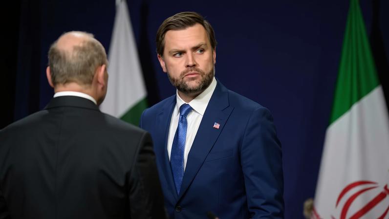 O vice-presidente dos Estados Unidos, J.D. Vance, esteve antes de uma reunião entre Estados Unidos, Irã, Paquistão e Catar no complexo turístico de Bürgenstock sobre o lago de Lucerna, Suíça, no domingo, 21 de junho de 2026 — Foto: Fabrice Coffrini/Keystone via AP