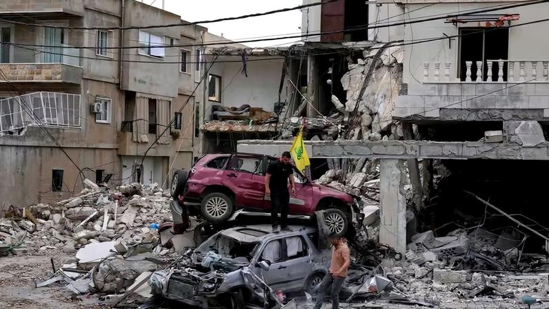Pessoas inspecionam carros destruídos após um cessar-fogo entre Israel e o Hezbollah na vila de Maifadoun, no sul do Líbano, na segunda-feira, 22 de junho de 2026 — Foto: AP/Mohammed Zaatari
