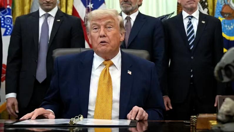 O presidente Donald Trump discursa no Salão Oval da Casa Branca durante a assinatura de uma ordem executiva sobre computação quântica, na segunda-feira, 22 de junho de 2026, em Washington