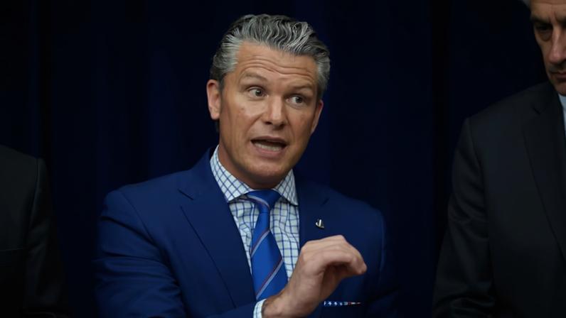 O secretário de Defesa, Pete Hegseth, discursa no Salão Oval da Casa Branca durante a assinatura de uma ordem executiva sobre computação quântica com o presidente Donald Trump, na segunda-feira, 22 de junho de 2026, em Washington — Foto: AP/Jacquelyn Martin