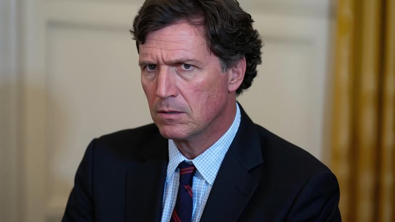 O ex-apresentador e influenciador norte-americano Tucker Carlson, durante evento na Casa Branca, em janeiro de 2026, antes de seu rompimento com o presidente dos EUA, Donald Trump. — Foto: Alex Brandon/ AP